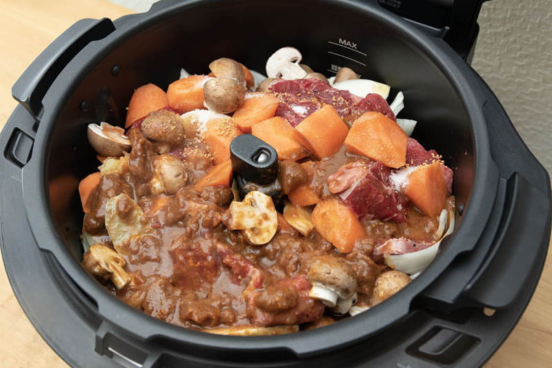 内鍋に羽根を取り付けて、食材を入れてふたをしめます