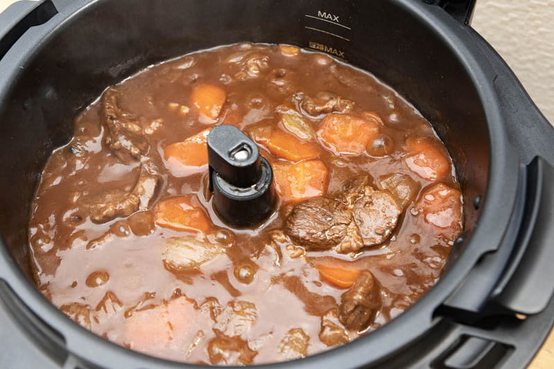 再度アラートが鳴って調理終了です。ふたを開けてみるとぐつぐつしていて美味しそう。最後にバターを溶かして軽く混ぜて完成です