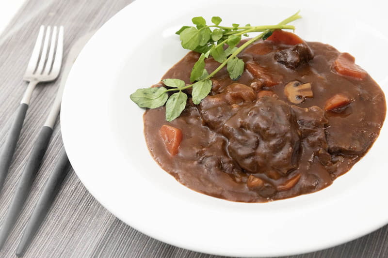 器に盛り付け、レシピブック通りにクレソンを添えました