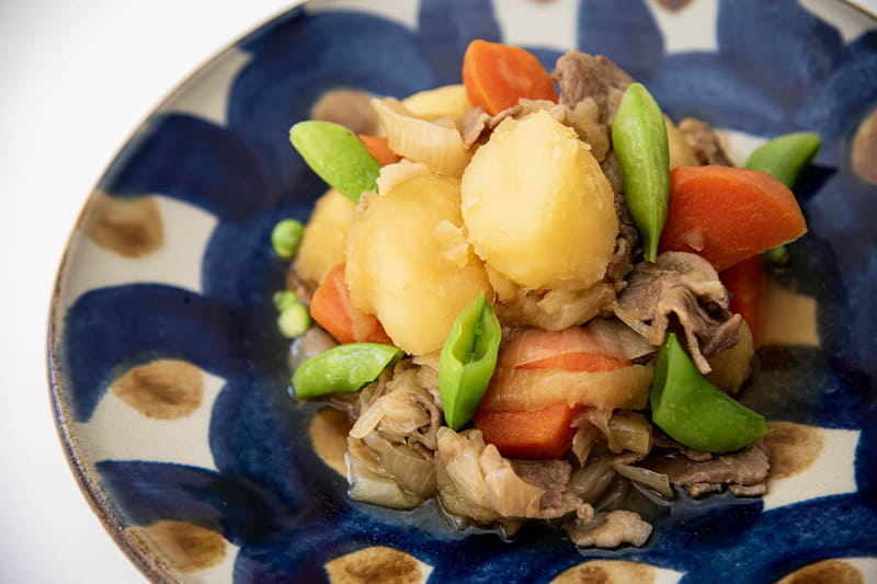 器に盛って、きぬさや代わりのゆでたスナップエンドウを加えて完成です