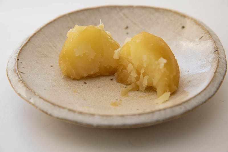 じゃがいもを取り出して、箸で割ってみました。崩れたりしないうえに味もいい感じでしみています