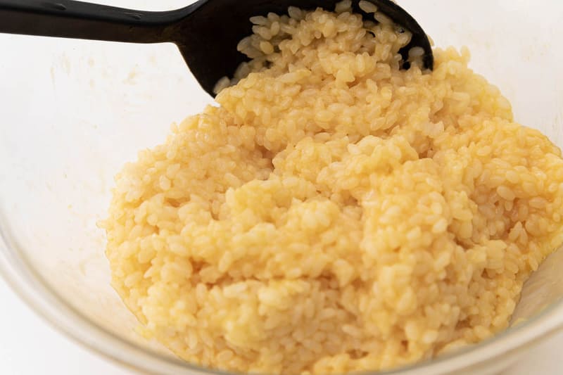 卵とあたたかいごはんを混ぜ合わせます。かたまりが残らないように丁寧にほぐします