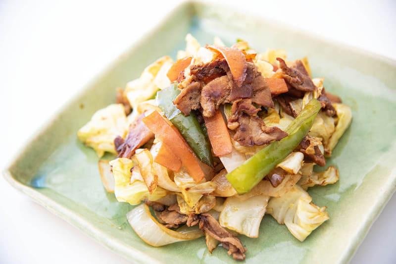 これも器に盛って完成です。肉に少し焦げ目が付いて香ばしい匂いがします