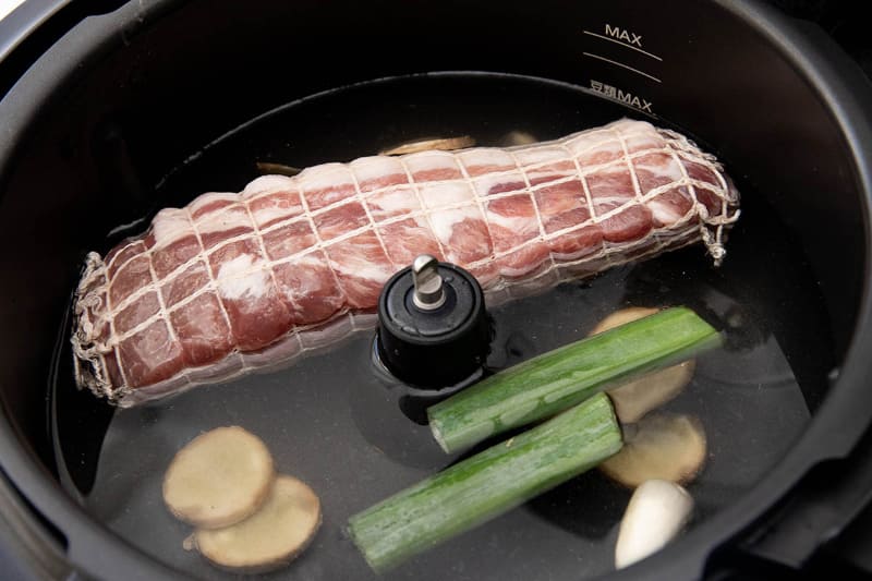 豚肉にしょうがやにんにく、ネギの青い部分などを入れて水を注ぎます