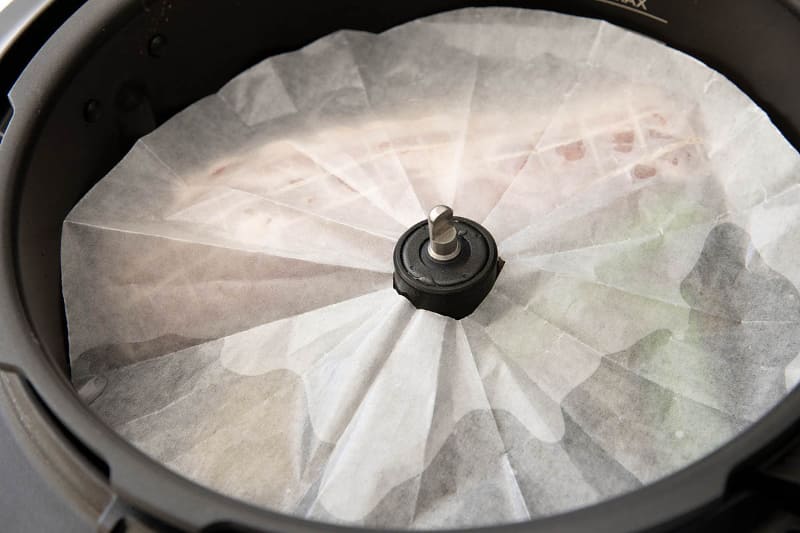 キッチンペーパーを切って、落としぶたにします。あとはスイッチを入れて待つだけです