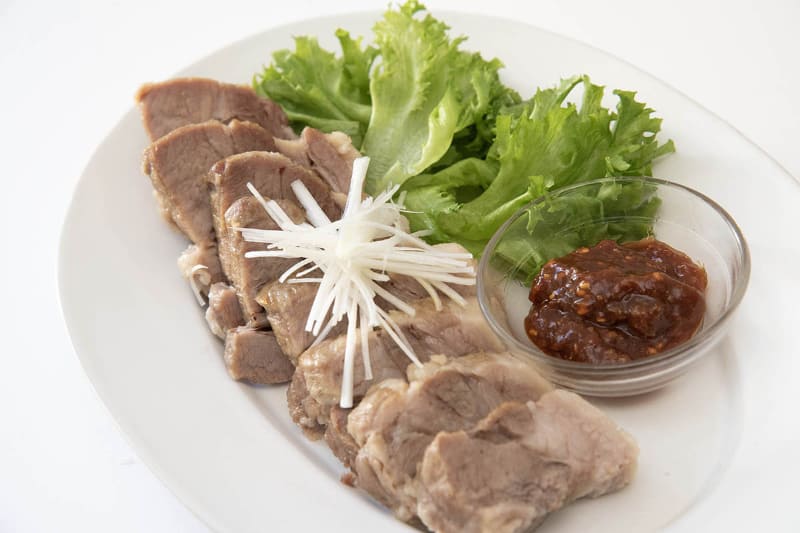 切り分けて皿に盛ります。味噌とコチュジャンなどで作るたれも添えました