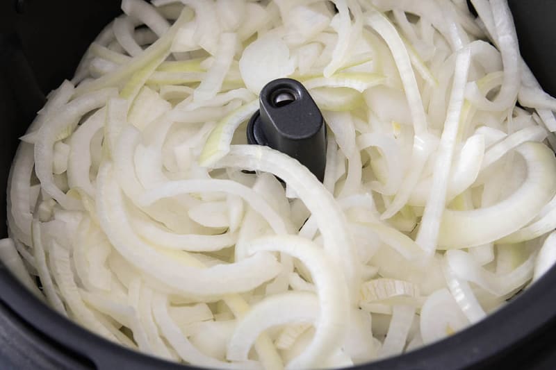 タマネギは5mm幅の薄切りにカット。レシピブックによるとみじん切りではうまくできないそう