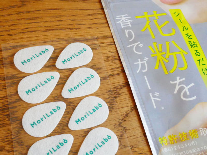 エステー「MoriLabo 花粉バリアシール」。衣服に貼り付けるだけのシールタイプ