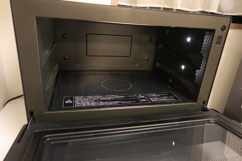 扉を開けるとLEDの庫内灯が2つ点灯するので、庫内が明るくて見やすい