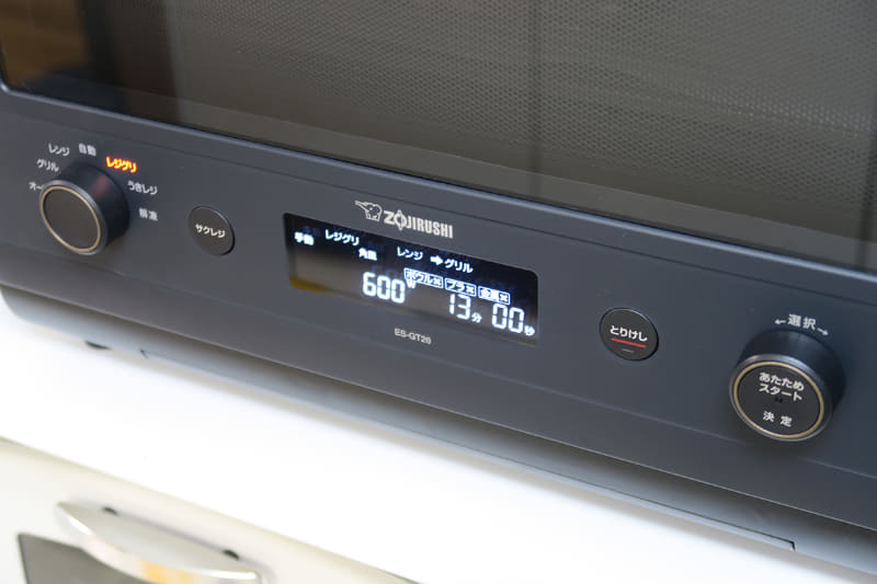 左のつまみでモード、右のつまみで選択と決定を行う。表示パネルが大きくてわかりやすい