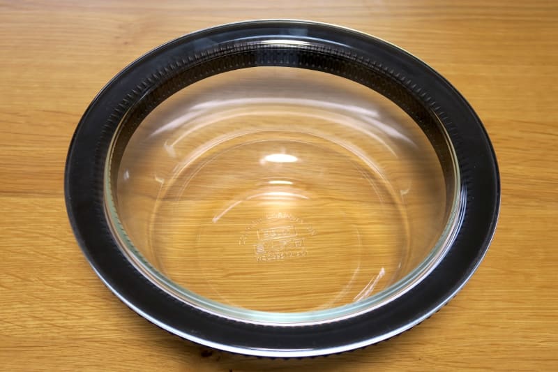 付属のボウルは耐熱ガラス製。縁にボウリングをはめることで天板下部のレールに差し込めます