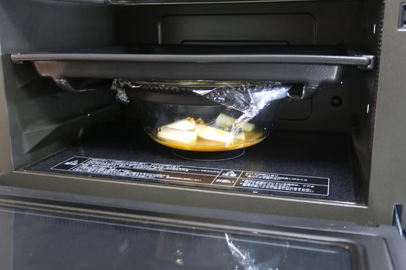 今回はサバの味噌煮に挑戦。ボウルに食材を入れたら、ラップをしてセット