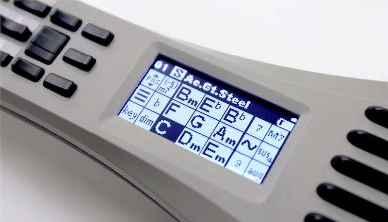 ディスプレイには、選択したキーに対応したコードが表示される。これらの意味が全然分からなくても、演奏は可能。インスタコードの譜面に合わせて数字ボタンを押すだけ。音色は20種類