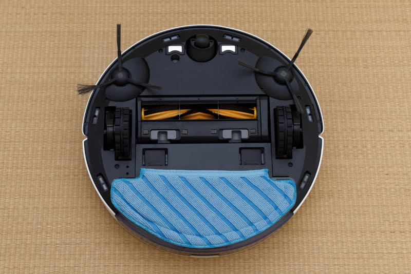 隅の方まで届いてゴミをかき集める2つのブラシと、中央の吸い込み口にメインブラシ、そして水拭きモップを備える