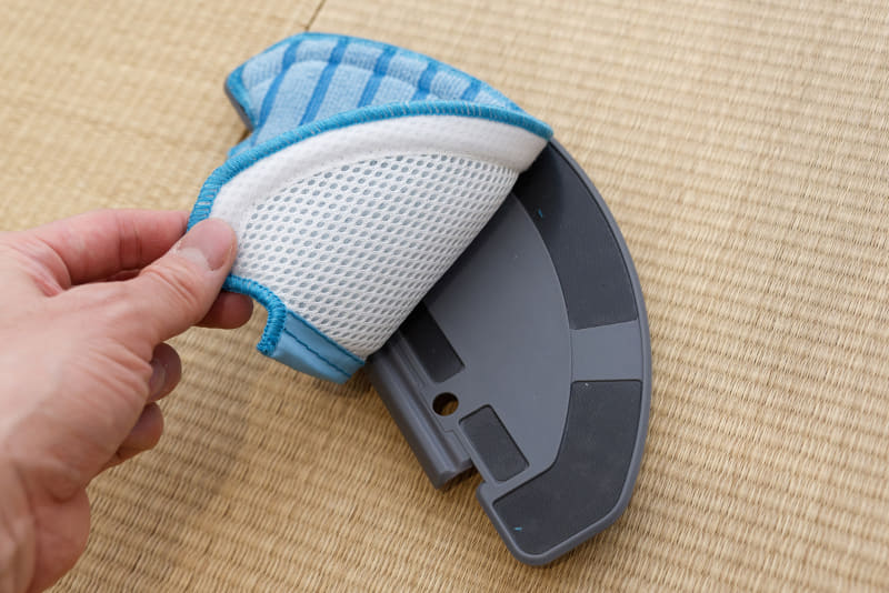 モップの布の部分は簡単に脱着可能。汚れたら洗って再利用できる