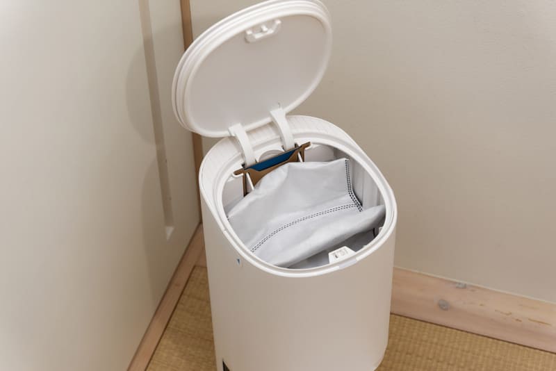 天板を開けたところにゴミパックが取り付けられている