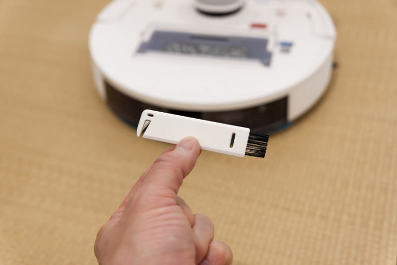 ブラシなどにゴミや髪の毛が詰まったときは、付属ツールで掃除。日常の必要なメンテはこれとモップ清掃くらいのもの
