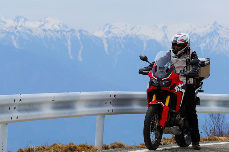 愛車の「アフリカツイン」。美ヶ原高原道路で槍穂高連峰をバックに