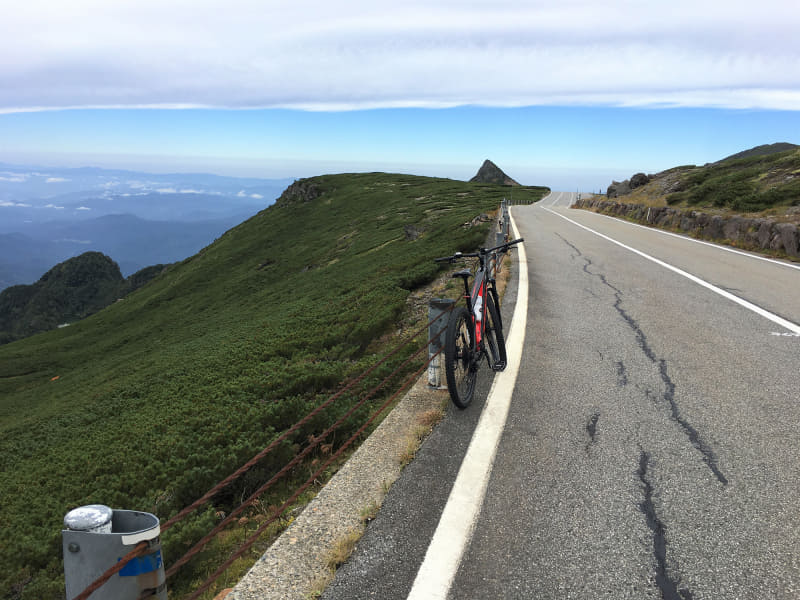 まさしく天空の道。1台にも抜かれなかったことに気付きました