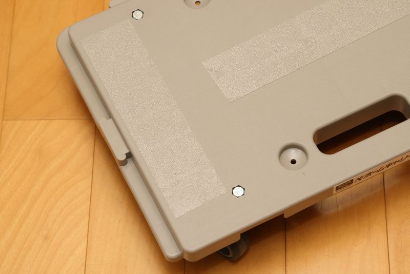 台車表面に滑り止めテープを貼ると、箱が台車からズレることもありません