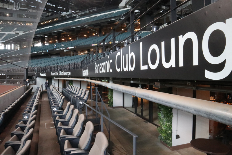 3塁側のパナソニックラウンジ。こちらもバーカウンターとビュッフェを備え、ダグアウトの声が聞こえそうなほど近くにある