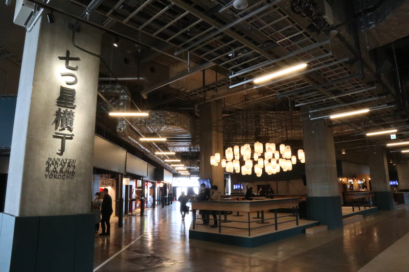 こちらは大人が遊べる飲み屋横丁。寿司や炉端焼き、餃子に焼き鳥も味わえる。ちょこちょこ食べたいならすすきのより球場の方がいいかも?