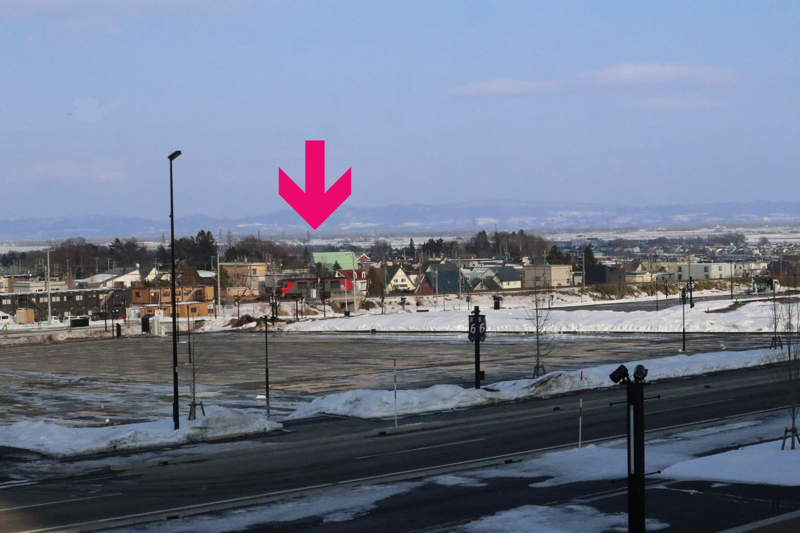 ちょうど機関車がいるあたりに新駅が作られる予定。連絡通路を作っている最中だった