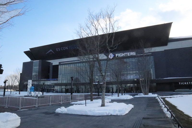 新駅完成後は3塁側のエントランスがメイン入口になるだろう