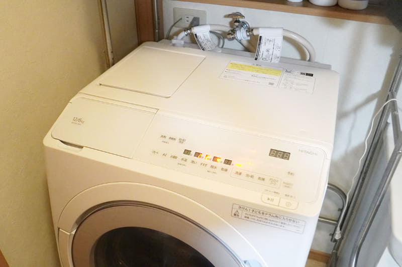 通常、本体天面に配置される乾燥フィルターをなくしたことで、本体天面は液体洗剤・柔軟剤タンクのフタだけになりました。洗剤は頻繁に補充する必要がないので天面に物を置きやすくなったのもメリットのひとつ。我が家は普段脱衣カゴを置いています