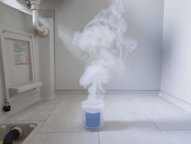 引っ越し後や掃除後にやっておくとキレイをキープできる「プチ手間」をご紹介。写真は、お風呂にカビを生えにくくする燻煙タイプの防カビ剤