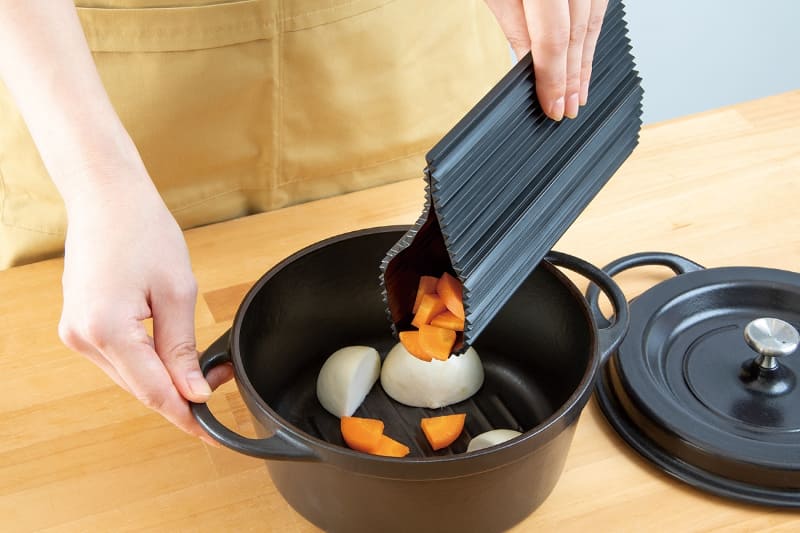 切った食材を鍋に入れやすい