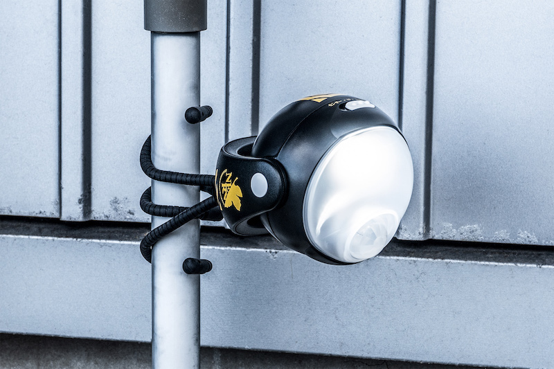 三脚を絡ませて、様々な場所に設置可能