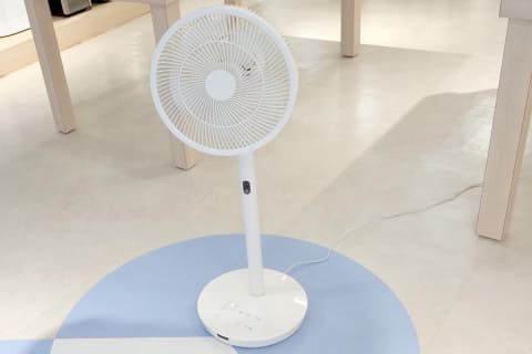 シロカ、人を追いかけて風をくれる賢い扇風機。リモコンいらずの
