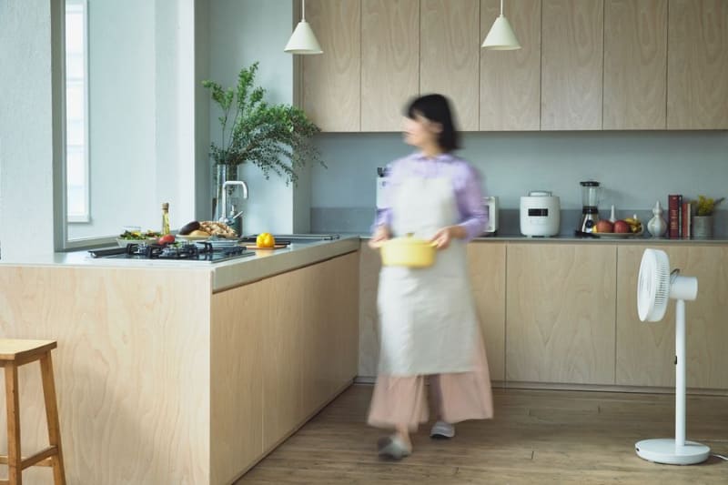 人の移動にあわせて左右に送風方向を自動に変える