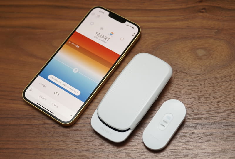 ソニーのウェアラブルサーモデバイス「REON POCKET 4」(中央)と、連携する外付けセンサー「REON POCKET TAG」(右側)