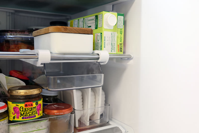 収納トレーを取り付けた後の庫内。デッドスペースを有効活用できています