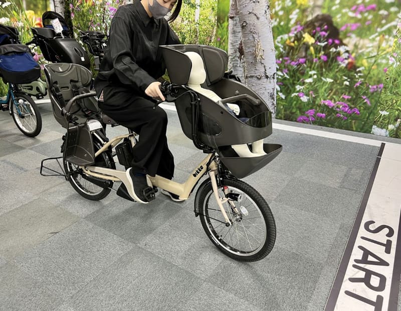 人気機種のブリヂストンサイクル「ビッケポーラー」。走っている間にモーターが発電して自動で充電します。モーターが前側にあるタイプで、車体前側に重心がかかります
