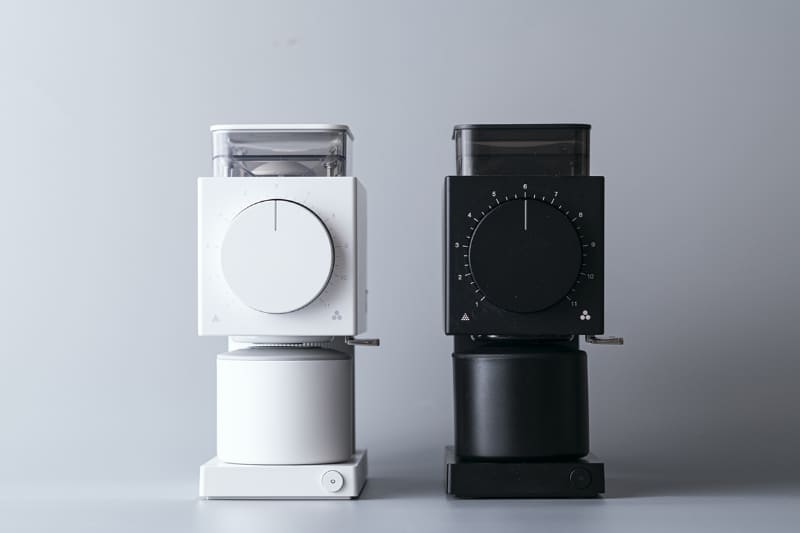 カラーは左からホワイト、ブラックの2色を用意