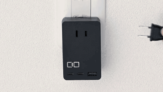 コンセント口を3つ&それぞれが干渉しないように3方向に設計