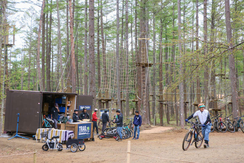 受付はこんな感じになっています。この日のオープニングイベントには多くのライダーがつめかけていました
