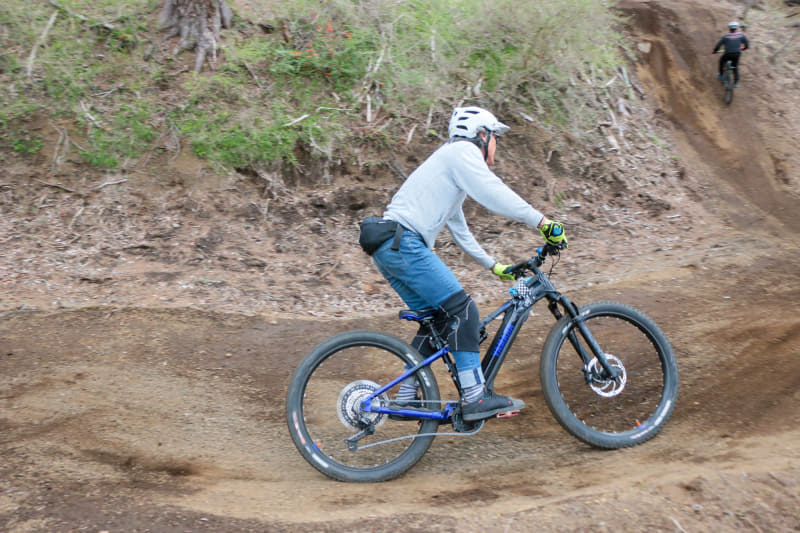 ヤマハの「YPJ-MT Pro」で走っている人も。購入して2カ月とのことでしたが、かなり飛んでいました