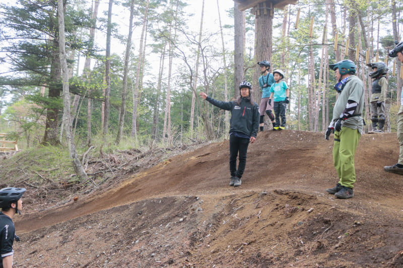 コース作りに関わったプロライダーから、走り方やセクションの狙いを直接聞けるのは貴重な機会