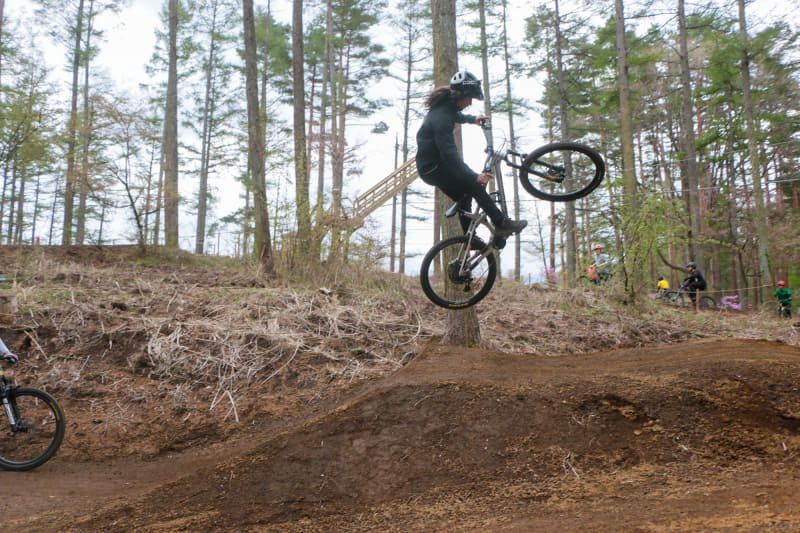 プロライダーの人たちはテーブルトップの飛距離や高さがすごいだけでなく、捻りを入れて次のコーナーに備えています
