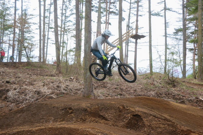 e-MTBでジャンプ