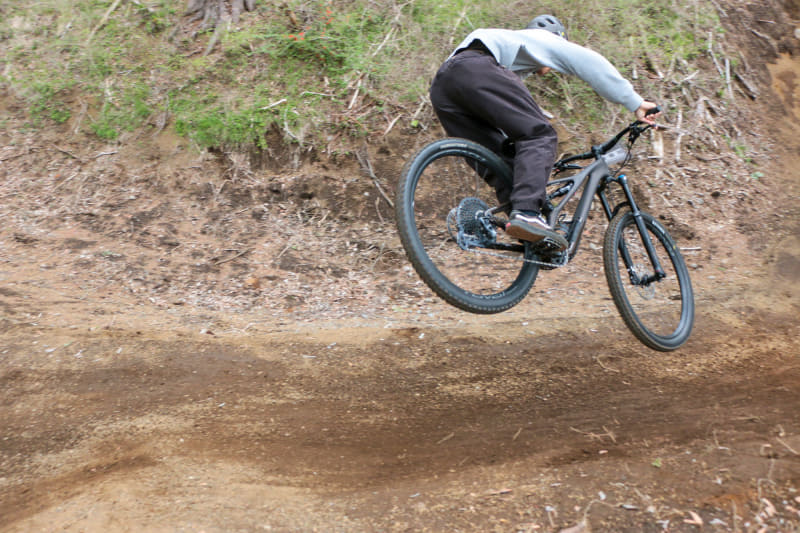 ジャンプ台だけでなく、コースのいたるところに腕のあるライダーなら飛べるセクションが設けられていて楽しそう