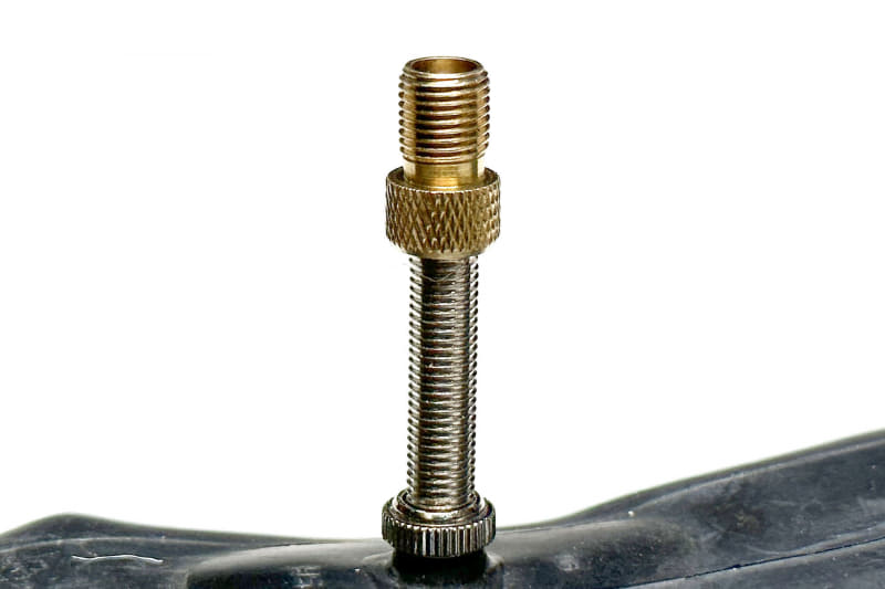 そこに変換アダプターを(しっかりと)ねじ込めば完了。これで空気漏れを防ぎつつ空気入れできたりします