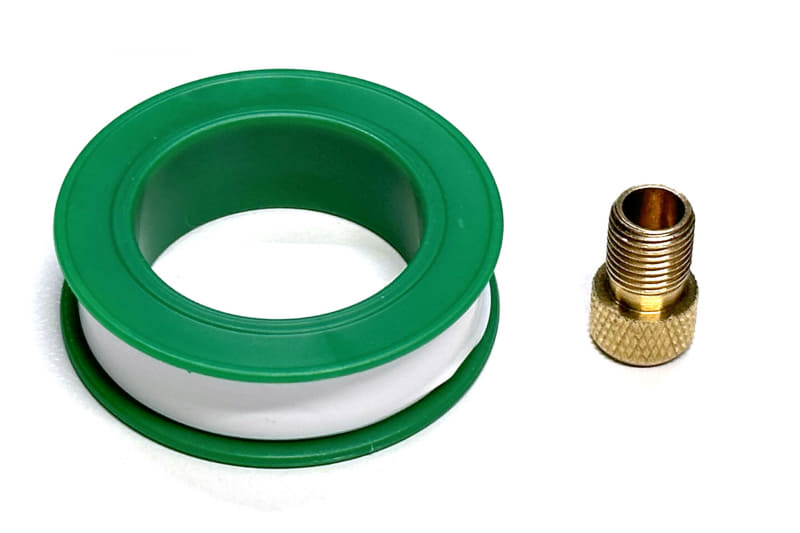 そこに変換アダプターを(しっかりと)ねじ込めば完了。これで空気漏れを防ぎつつ空気入れできたりします