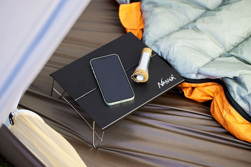 テント内でのシュラフサイドテーブルとしても使用できる
