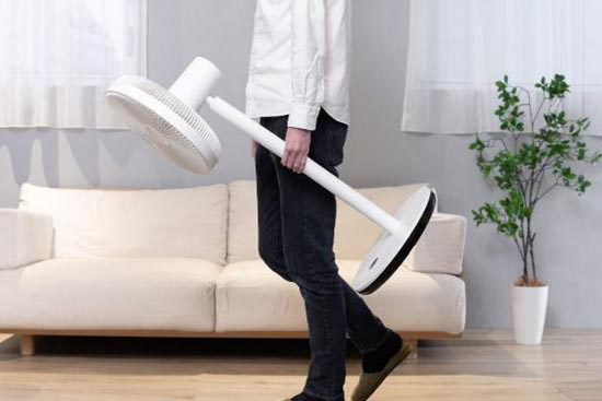 コードレスで使えるため、スタンド部を持って好きな場所に置ける