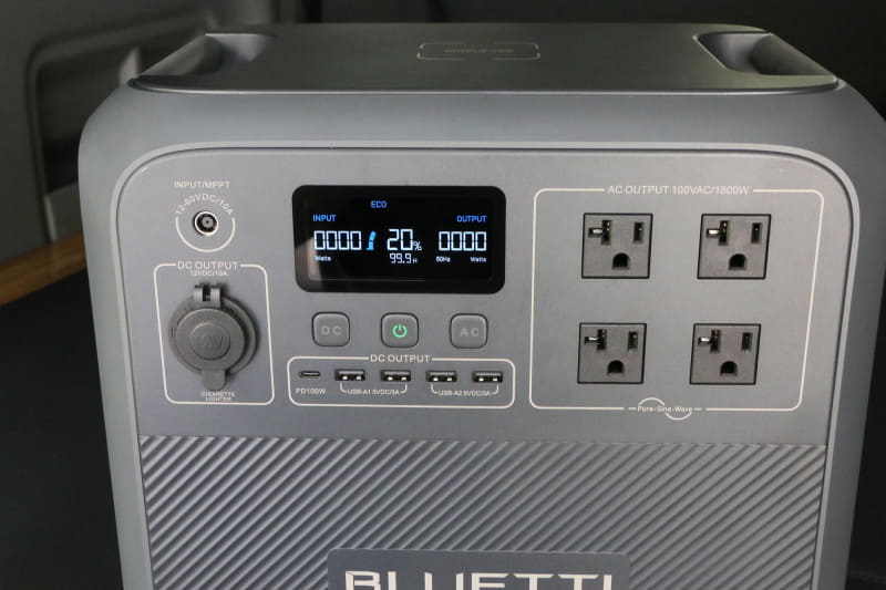 前面に出力ポートが集められているので、使いやすい。ディスプレイも同じ面にあるので消費電力もひと目でわかります